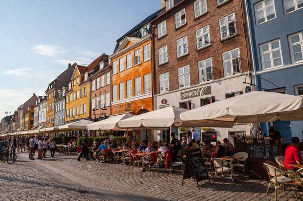 COPENHAGEN, DENMARK - 25 JUN 2016: Nyhavn canal is full of people at sunny day - Φωτογραφία, εικόνα
