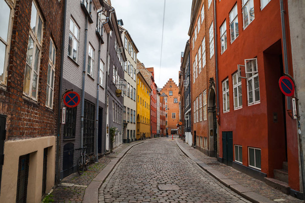 Koppenhága, Dánia - 26 Jun 2016: Street view, a város központjában, a régi negyedek és a modern építészet - Fotó, kép