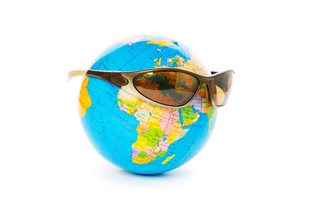 wereldbol met zonnebril geïsoleerd - Foto, afbeelding