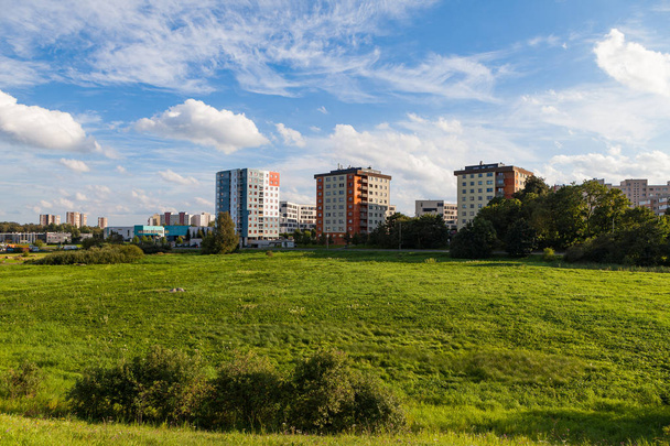 Novos blocos modernos de apartamentos na área verde com céu azul no dia de verão. Estilo amigável do norte
. - Foto, Imagem