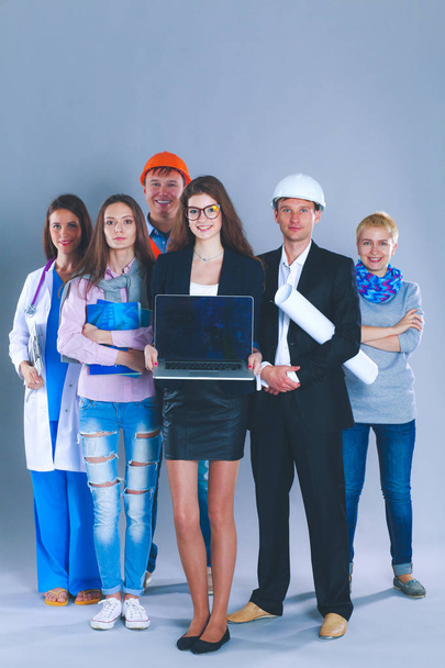Empresária sorridente com laptop e grupo de trabalhadores industriais - Foto, Imagem