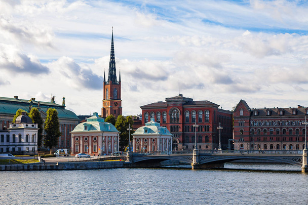 stockholm, schweden - 17. september 2016: gamlastan und Rathaus. Panoramablick mit Brücke - Foto, Bild