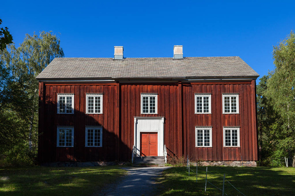 traditionelles rotes hölzernes Herrenhaus im Skansen Museum. Schweden - Foto, Bild
