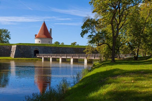 Kuressaaren linna ja sen torni. Aurinkoinen kesäpäivä. Saarenmaa, Viro
 - Valokuva, kuva