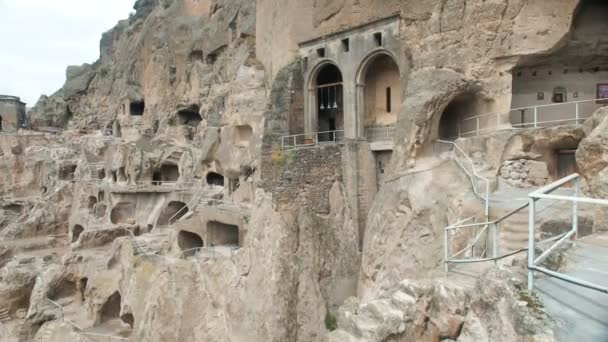 Mosteiro da caverna de Vardzia. Complexo esculpido em rocha. Caverna cidade nas montanhas
 - Filmagem, Vídeo