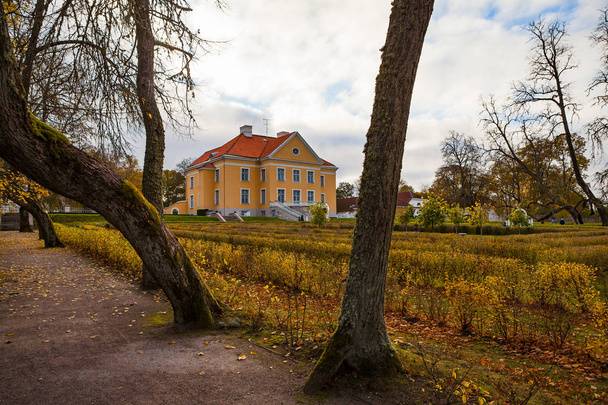 Palmse manor, Észtország. Őszi időben. Luxus villa, park és információs központ. - Fotó, kép