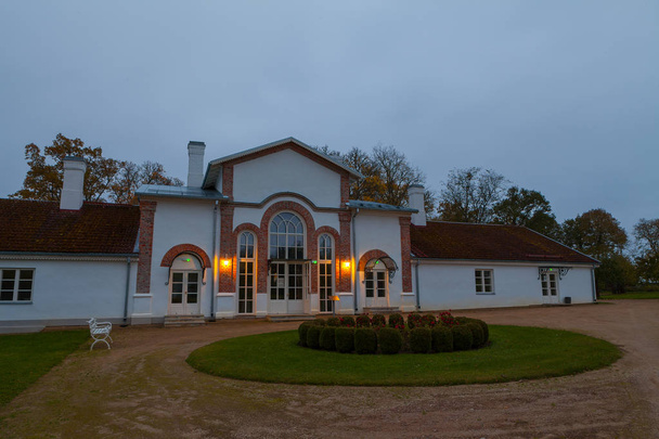 Broeikasgassen, Palmse manor, Estland. Luxe villa, park en informatie centrum. - Foto, afbeelding