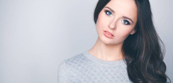 Portrait of an attractive fashionable young brunette woman - Foto, afbeelding