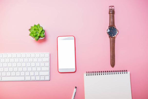  Kreative flache Arbeitsfläche für Schreibtisch, Büropapier und Lifestyleobjekte auf rosa Hintergrund mit Kopierraum - Foto, Bild