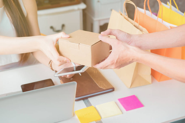 Berekening van de verzendkosten van een klein pakket, Kleine ondernemingen zorgen voor online winkelen - Foto, afbeelding