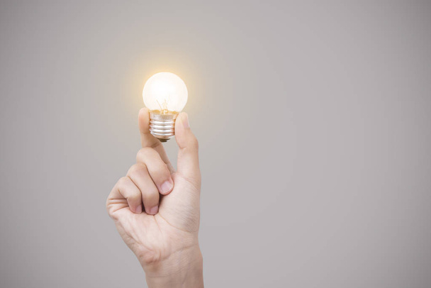 Бізнес рука тримає лампочку, концепція нових ідей
  - Фото, зображення