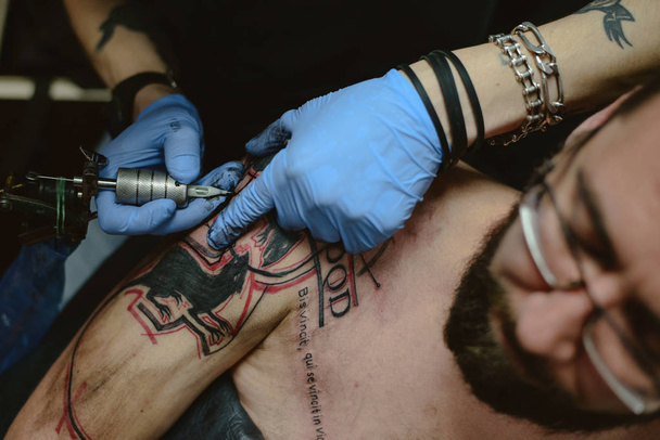 Master tattoo artist fashion - Foto, imagen