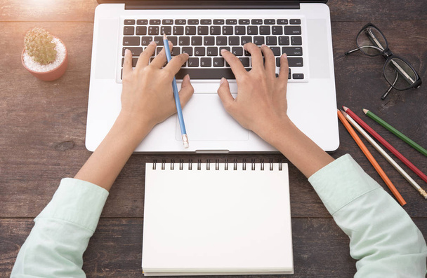 Geschäftsfrauen benutzen Computer mit Händen, die Tastatur auf dem Schreibtisch tippen  - Foto, Bild