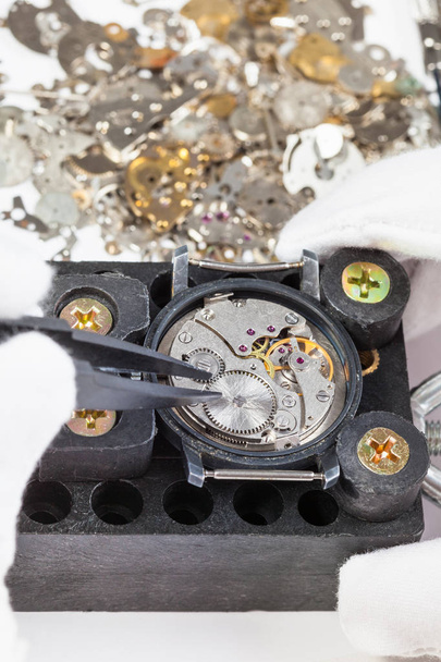 ремонт механических часов с запасными частями
 - Фото, изображение