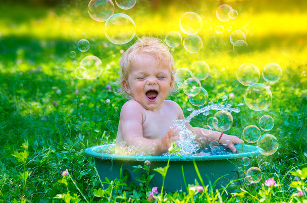 Aranyos baba kisgyermek lány birtoklás móka-val víz. - Fotó, kép
