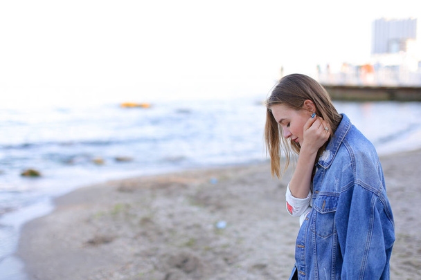 Muotokuva söpö nainen, joka hengittää raikasta meri-ilmaa ja aiheuttaa nokkeluutta
 - Valokuva, kuva