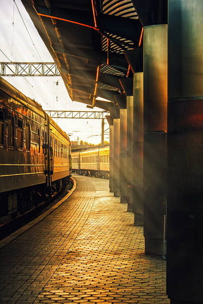 estação ferroviária, Ucrânia Dnepropetrovsk, trens na estação ferroviária
 - Foto, Imagem