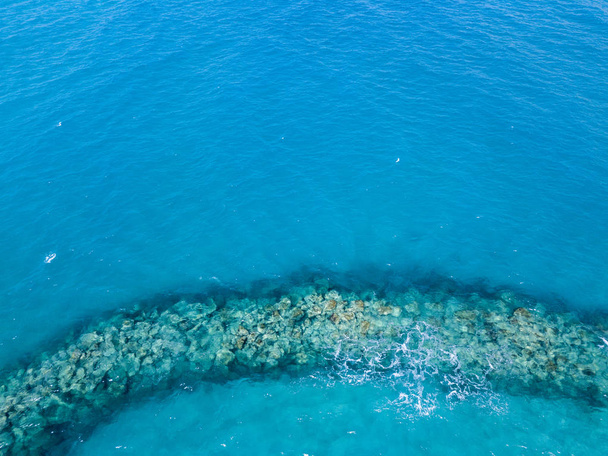 海の岩の空中写真。透明な水の上から見た海底の概要 - 写真・画像