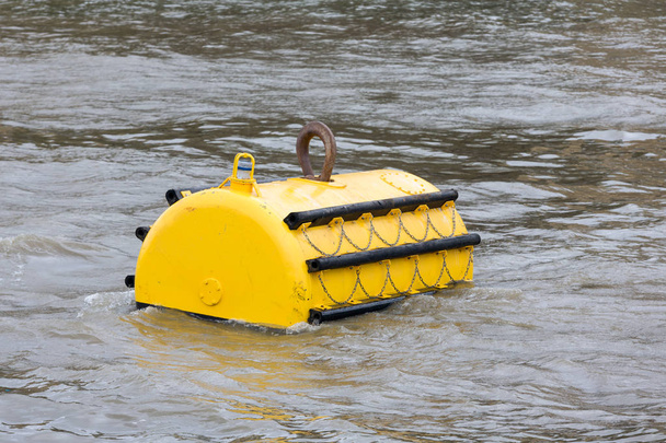 Bóia de amarração em River Thames, Londres, Reino Unido
 - Foto, Imagem