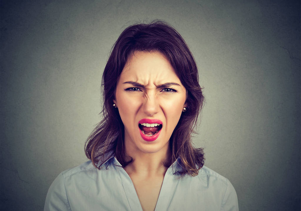 Femme en colère agacée hurlant. Émotions humaines négatives
 - Photo, image