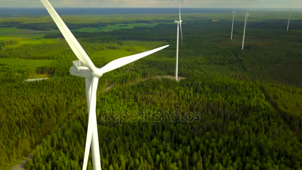 Windturbines op bos op bewolkte dag - Video