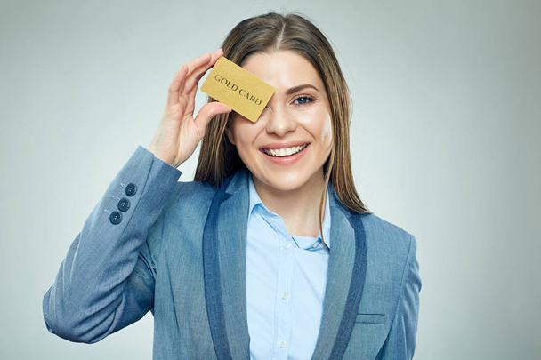 金色のクレジット カードを保持している幸せなビジネス女性.  - 写真・画像