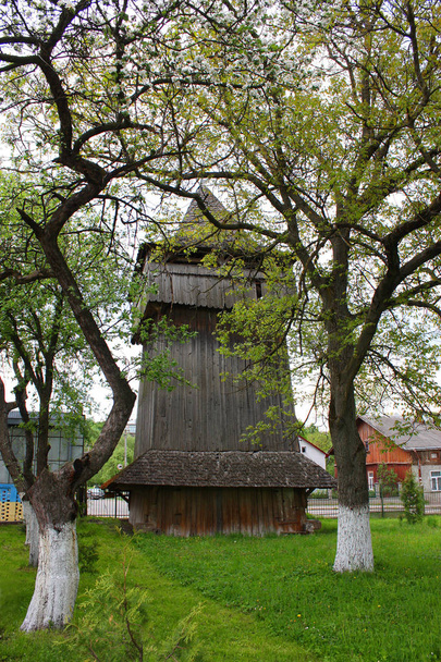 Torre de sino da Exaltação da Igreja Cruz em Drohobych, Ucrânia
 - Foto, Imagem