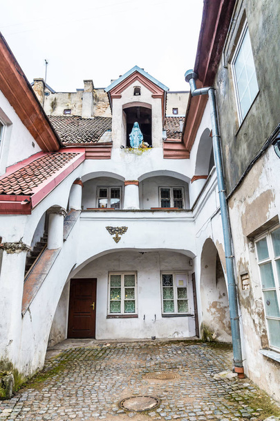 Malé nádvoří se sochou Marie staré město Vilnius výhradně - Fotografie, Obrázek