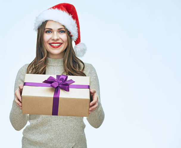 businesswoman in christmas hat holding box  - Foto, afbeelding
