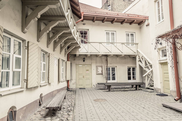 Pittoresco cortile nel centro storico Vilnius, Lituania
 - Foto, immagini