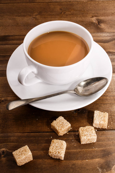 Koffie met melk en bruine suiker - Foto, afbeelding