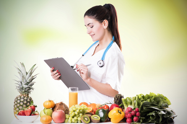 Portrait d'une diététicienne heureuse aux légumes frais
 - Photo, image