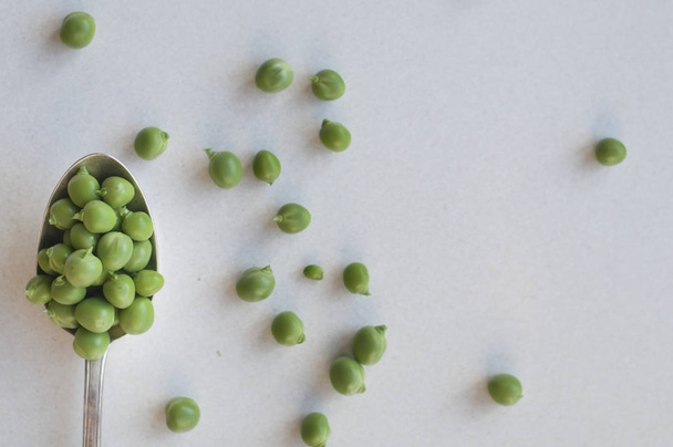 Green peas in spoon - Foto, afbeelding