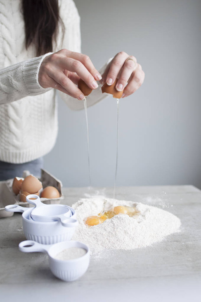 Mujer rompiendo huevos
 - Foto, imagen
