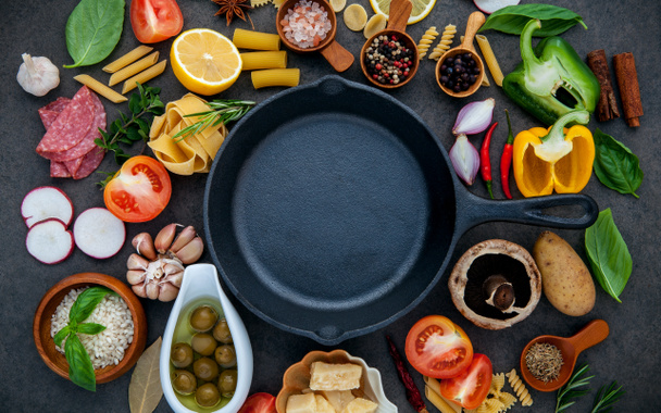 Итальянская кухня ингредиенты на темном фоне камня с i
 - Фото, изображение