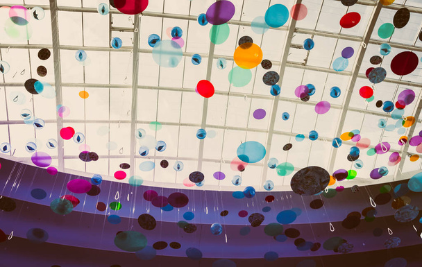 Sufit ozdoba z kolorowe dysków, krople deszczu i balony - Zdjęcie, obraz