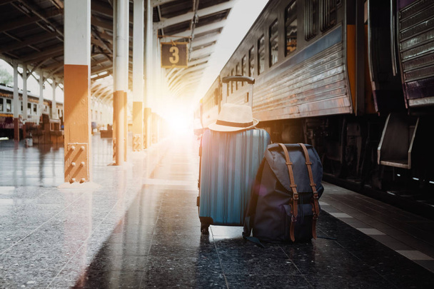 Bavul ve sırt çantası tren istasyonunda, yaz tatil kavramı - Fotoğraf, Görsel