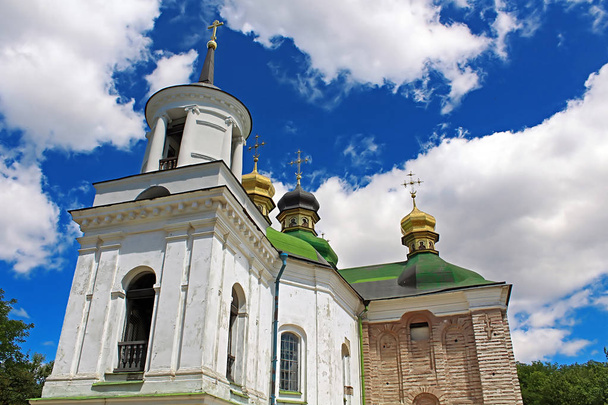 Berestovon Vapahtajan kirkko on kirkko, joka sijaitsee välittömästi luolien luostarin pohjoispuolella alueella nimeltä Berestove, Kiova, Ukraina
 - Valokuva, kuva