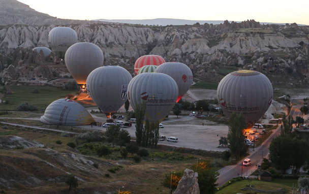 Heißluftballons in den Tälern Kappadokiens - Foto, Bild