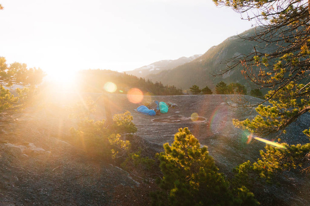 Les gens dorment au sommet des montagnes au lever du soleil
 - Photo, image