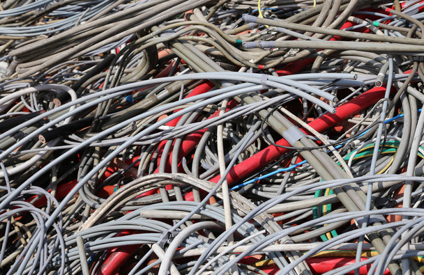 fondo de muchos cables eléctricos abandonados en un ma reciclable
 - Foto, Imagen