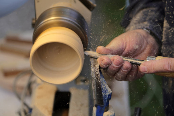 Artigiano abile durante la lavorazione del pezzo di legno nella carpa
 - Foto, immagini