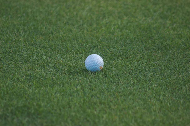 Golf ball on tee - Fotoğraf, Görsel