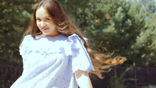 The camera is spinning around a young beautiful woman with long hair. - Filmagem, Vídeo