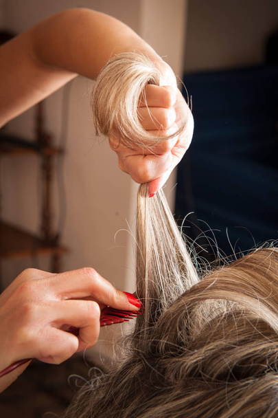 Hairdressing salon that blends the hair of a blonde bride - Fotó, kép