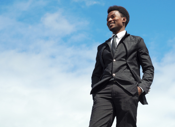 giovane uomo d'affari leader basso angolo vista tuta cielo blu e cravatta
 - Foto, immagini
