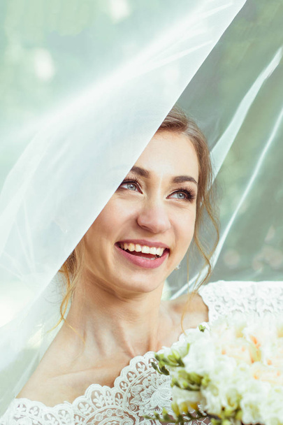 Bride under veil - Fotó, kép