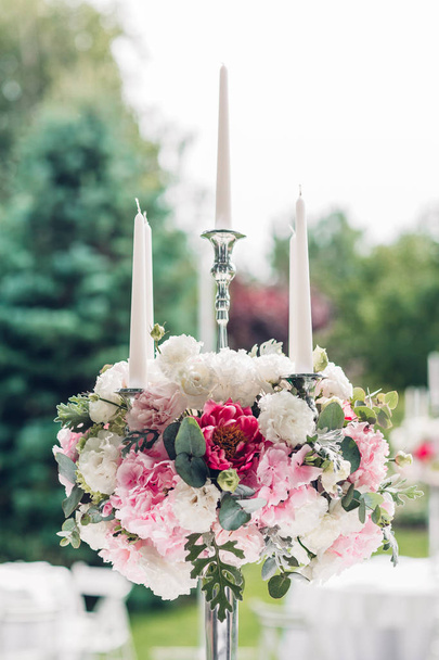 Flower compositions in wedding decoration - Фото, изображение