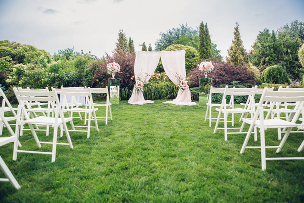 Arch and chairs for the wedding ceremony - Zdjęcie, obraz