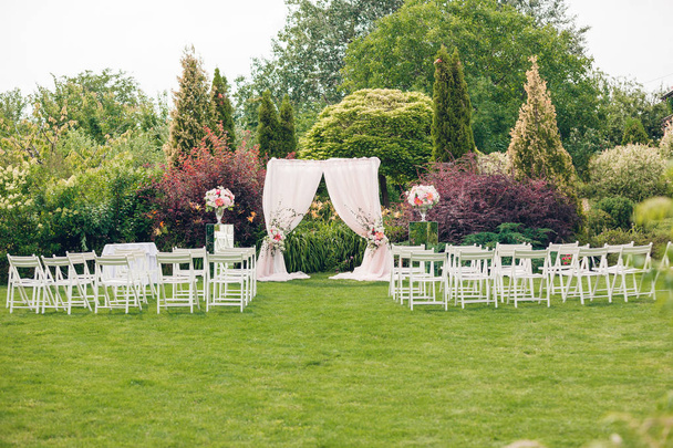 Arch and chairs for the wedding ceremony - Fotoğraf, Görsel